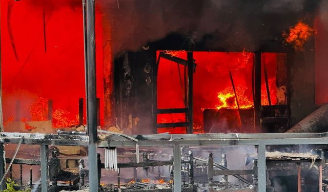 Ünlü şefin restoranı alevlere teslim oldu: 15 araçla müdahale edildi