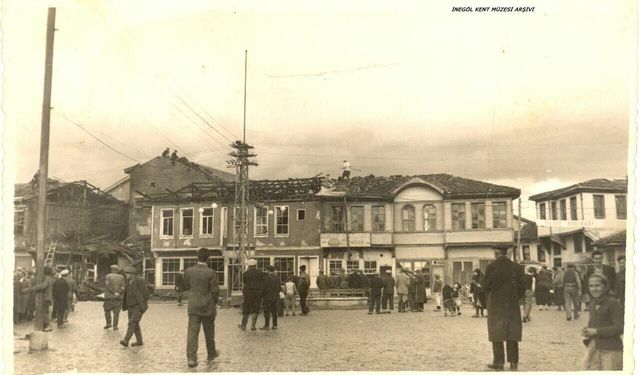 İnegöl’ün Merkezindeki Esrarengiz Kare: Bu Fotoğraf Bir Afetten Sonra mı Çekildi?
