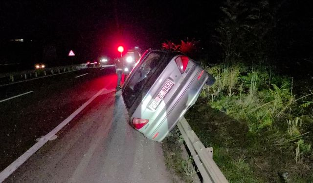 İnegöl’de otomobil bariyerlere çarptı