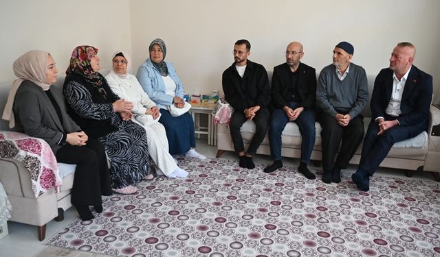 Karacabey Belediye Başkanı Karabatı’dan Dünya Yaşlılar Günü’nde anlamlı ziyaret