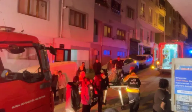 Mudanya’da apartmanı yoğun duman sardı: Yaşlı kadın itfaiye tarafından kurtarıldı