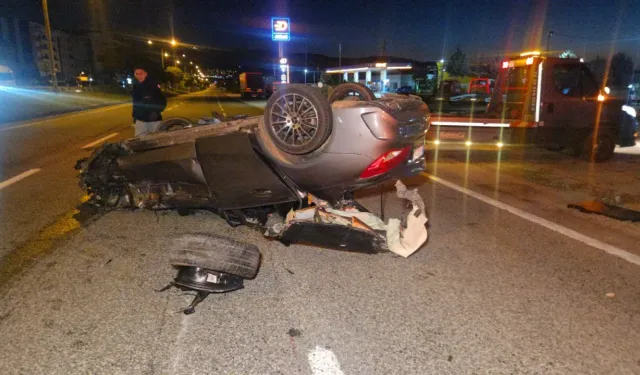 Orhangazi’de otomobil kamyonete çarpıp takla attı: 3 yaralı