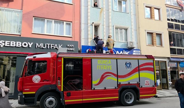İnegöl'de camdan sarkan çocuk ekiplerce kurtarıldı