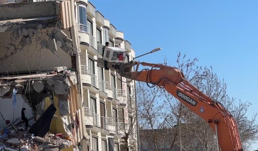 Eşyasını kurtarmaya çalışan depremzede ‘pes’ dedirtti