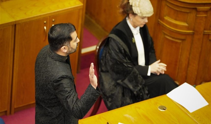 İskoçya'nın ilk Müslüman Başbakanı Hamza Yusuf, yemin ederek göreve başladı