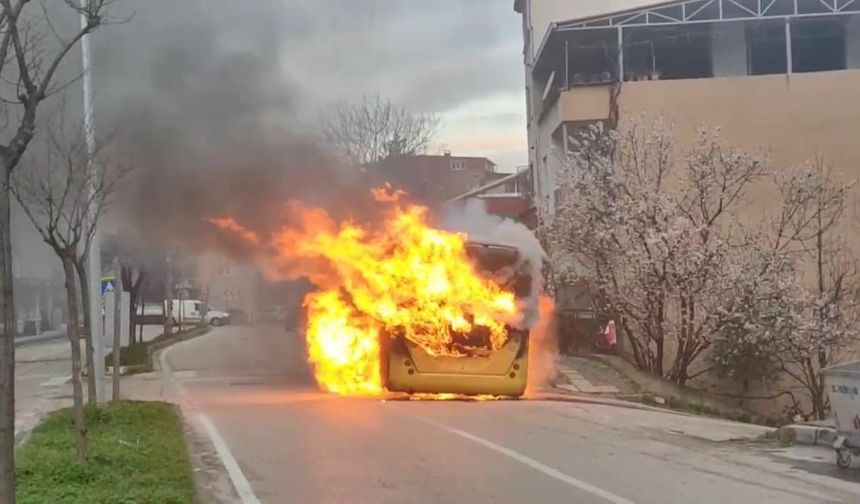 Halk otobüsü içinde yolcu varken alev alev yandı