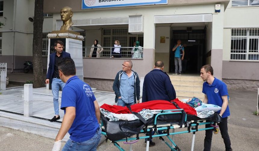 Sandığa ambulansla gitti
