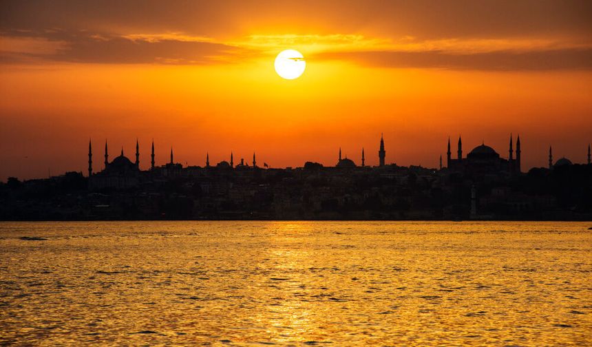 Evin Camına Vuran Güneşin Etkisi ile Bronzlaşmak Mümkün mü? İşte Cevabı...