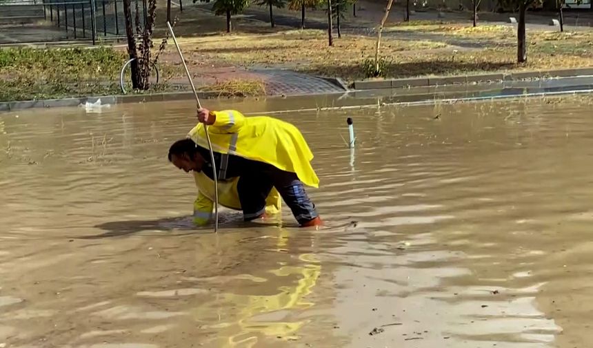 Yozgat'ta Şiddetli Yağış: Yollar Göle Döndü, Araçlar Mahsur Kaldı!