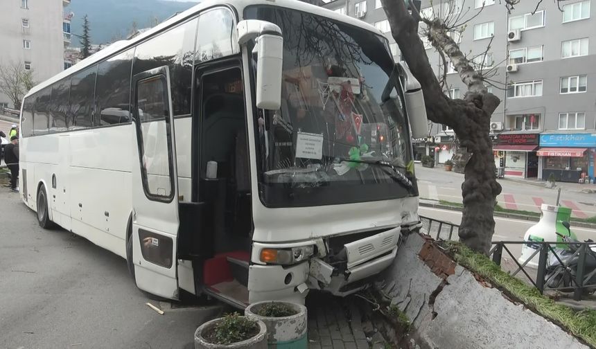 Bursa'da freni patlayan otobüs tehlike saçtı