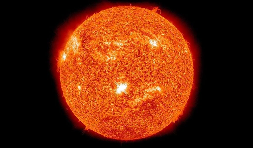 Güneş Patlamaları Radyo Sinyallerini Tehdit Ediyor: Uzmanlardan Uyarı