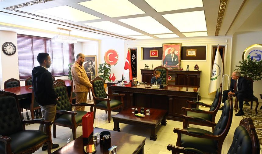 Bozüyük'te çocuk Belediye Başkanı Nursima, makam koltuğuna oturdu
