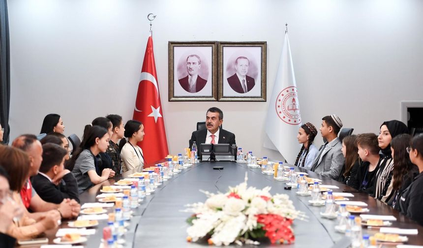 Milli Eğitim Bakanı Tekin, Türki Cumhuriyetler'den gelen çocukları kabul etti