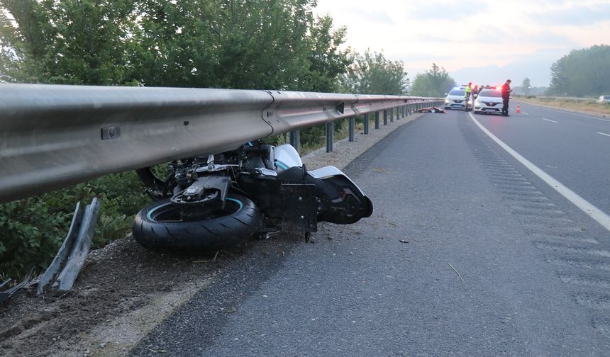 Bariyere çarparak savrulan motosiklet sürücüsü öldü