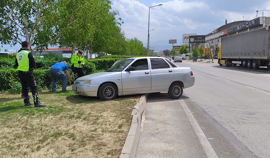 İnegöl-Alanyurt Yolunda TIR ile Otomobil Çarpıştı: Bir Yaralı