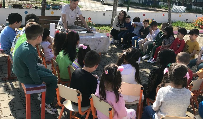 İnegöl'de Anaokulu Öğrencilerine Ebru Sanatı Tanıtıldı