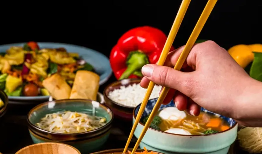Çinliler Neden Çubuklarla Yemek Yer? Çubukla Yemek Nasıl Yenir? En Meşhur Çin Yemekleri!