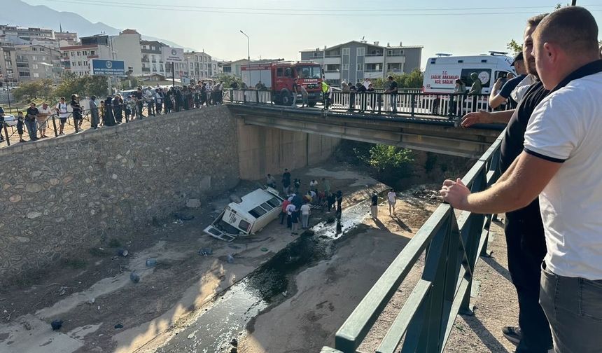 Kestel'de minibüs dereye uçtu: kaza anı kamerada!