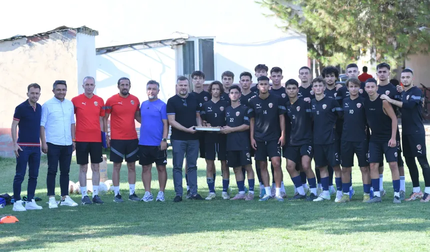 İnegölspor Yönetimi Gençlerle Buluştu! Başkan Maksutlar'dan Tatlı Sürpriz