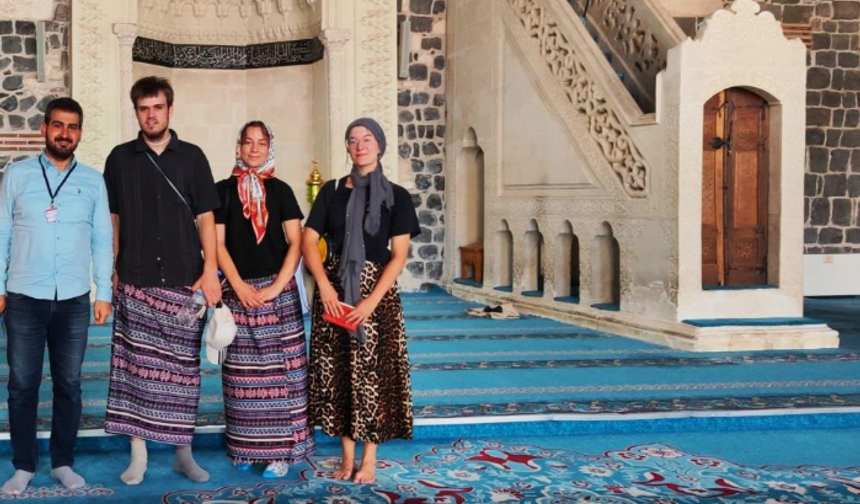 Bursa'dan sonra Diyarbakır Ulu Cami'de yabancı turistler etek giydi