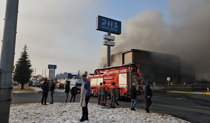 Kayseri OSB'de Mobilya Fabrikasında Yangın: Can Kayıpları Var!