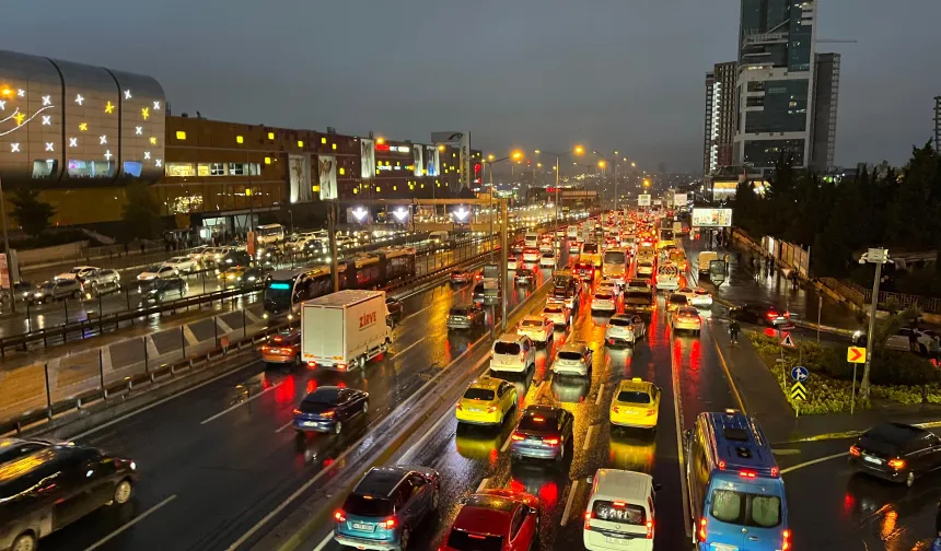 İstanbul'da Haftanın Son Günü Trafik Felç Oldu: Yoğunluk Yüzde 90'a Ulaştı!