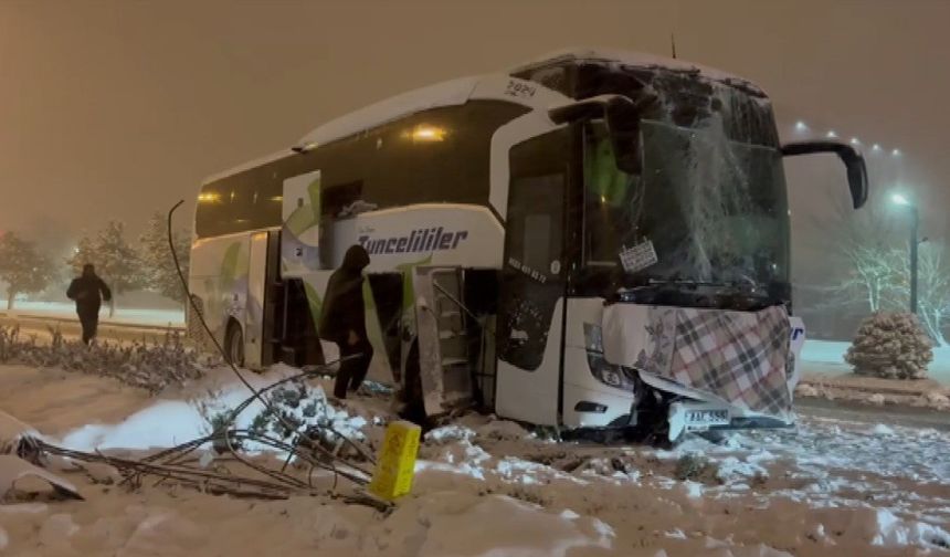 Yolcu Otobüsü Karda Kayarak Direğe Çarptı: Yaralılar var!