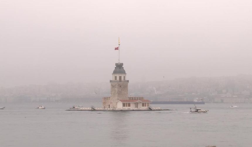 İstanbul Boğazı’nda Sis Perdesi Kartpostallık Manzaralar Sundu