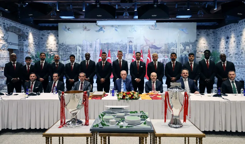 Cumhurbaşkanı Erdoğan, Şampiyon Galatasaray’ı Dolmabahçe’de Kabul Etti