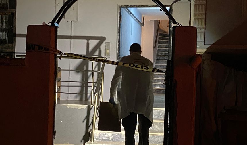 Evinde silahla vurulmuş halde bulundu