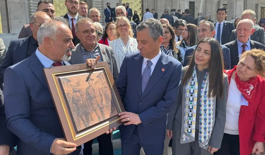 İnegöl İlçe Başkanı Zemci Şahin’den Özgür Özel’e Anlamlı Hediye