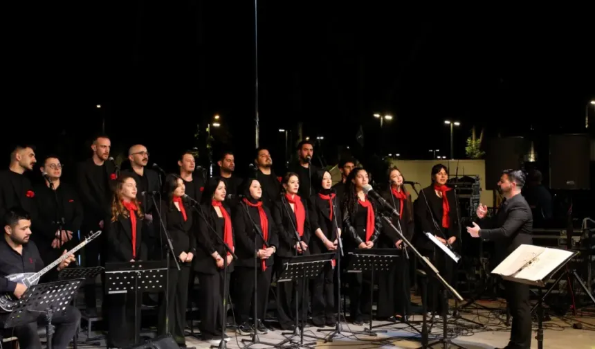 İnegöl’de 19 Mayıs Coşkusu Gençlik Korosuyla Zirveye Çıktı