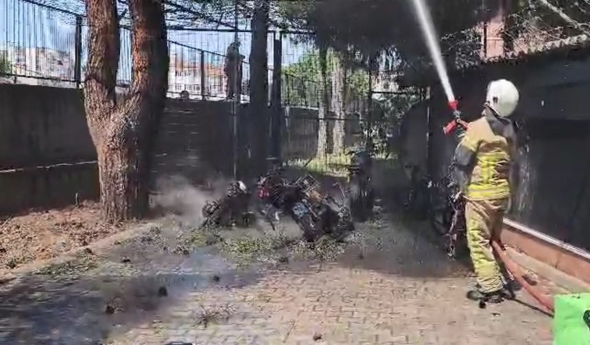 Bursa'da 6 Motosiklet Yangında Kül Oldu!