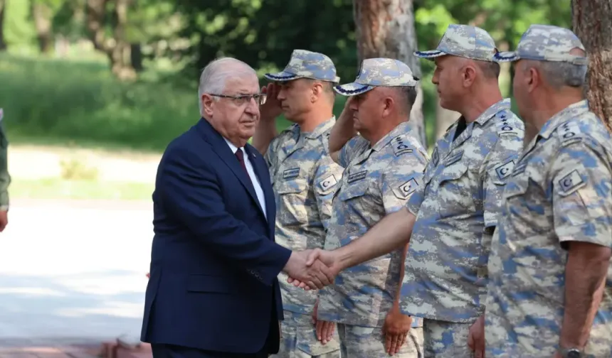 Bakan Güler, Kütahya'da Mehmetçikle bayramlaştı
