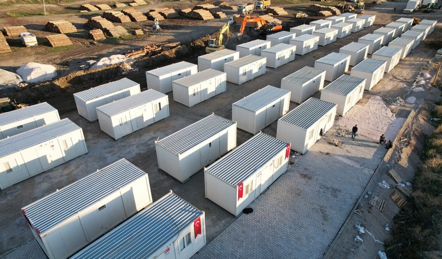 Depremzedeler İçin Konteyner Kent Kurulumu Sürüyor