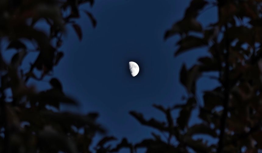 Bitlis'te Yarım Ay Gösterisi! Kartpostallık Manzara Büyüledi