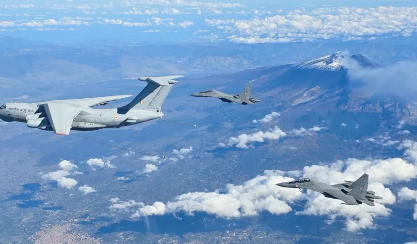 Hindistan’da eğitim uçağı düştü: pilot kurtuldu