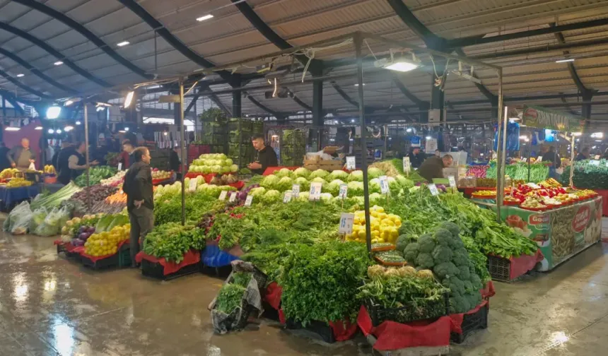 İnegöl Perşembe pazarında sebze ve meyve fiyatları