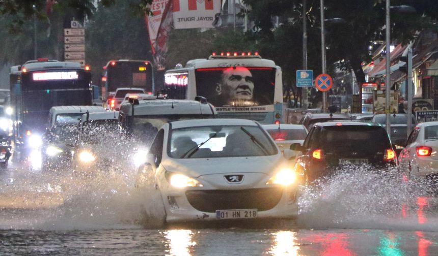 Sarı alarm ile uyarılan Antalya’da sağanak etkisini gösteriyor