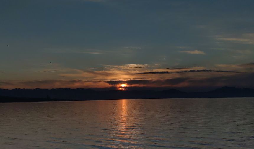 Van'da eş zamanlı güzellik: Ay doğarken güneş battı