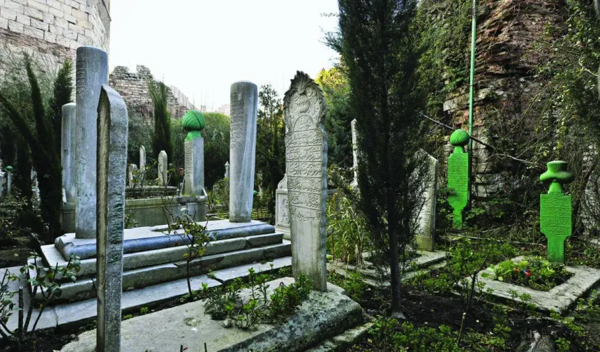 Mezarlıklardaki Meyve ve Sebzeler Yenir mi? Mezarlıktaki Ot ve Çiçekleri Koparmak Caiz midir?