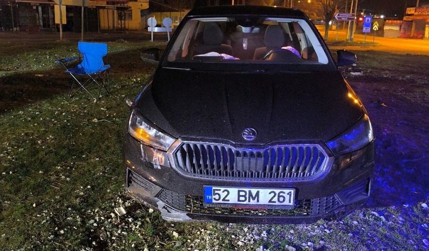 Elazığ’da otomobil refüje çıktı! 1 yaralı