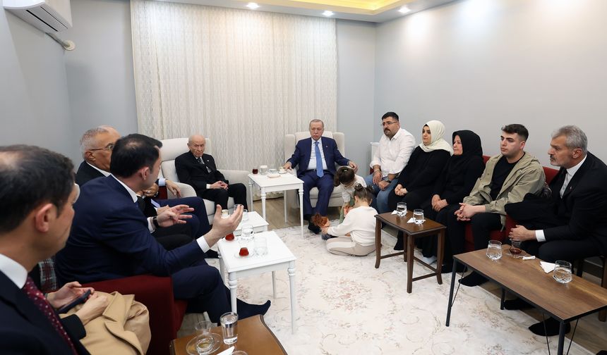 Cumhurbaşkanı Erdoğan, depremzede aileyi yeni yuvasında ziyaret etti