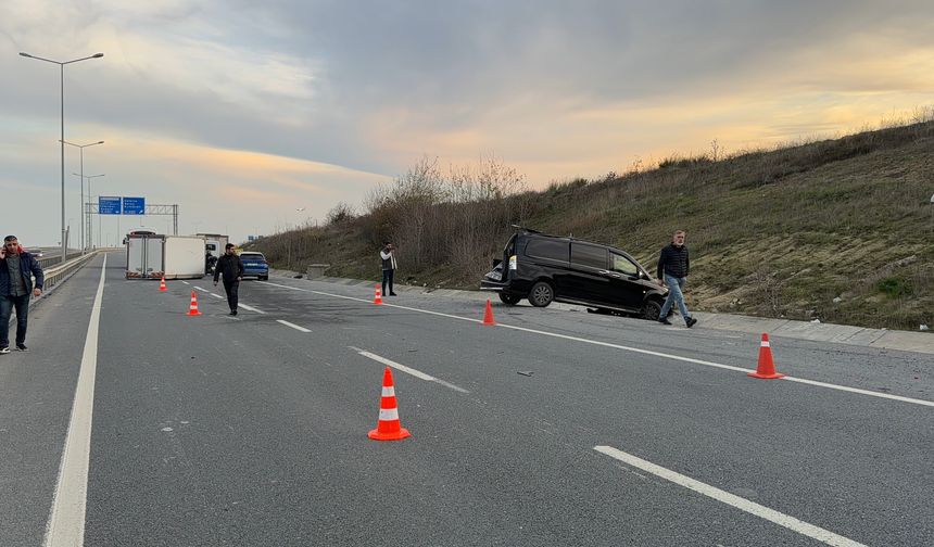 Emniyet şeridindeki VIP yolcu taşıma aracına kamyonet çarptı