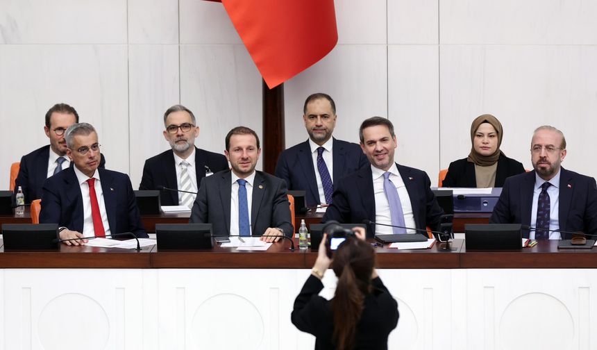 Enerji ve Tabii Kaynaklar Bakanı Bayraktar, Türkiye'nin Enerji Alanındaki Yeni Projelerini Açıkladı