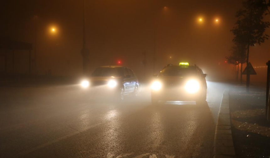 Sivas yoğun sise gömüldü, araçlar görünmez hale geldi