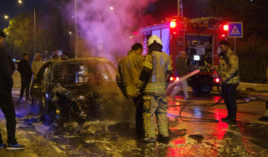 Küçükçekmece’de seyir halindeki otomobil alev topuna döndü