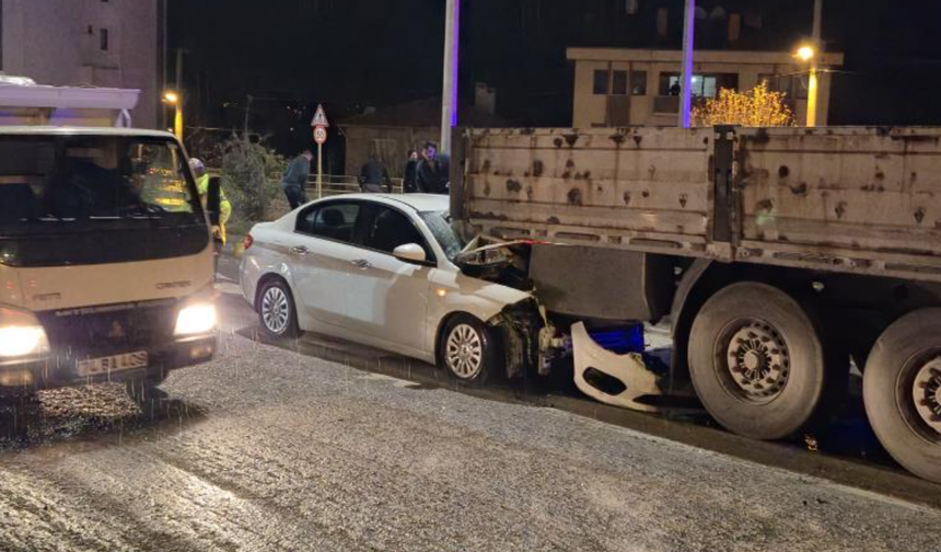 Otomobil tırın dorsesine saplandı! 1 yaralı