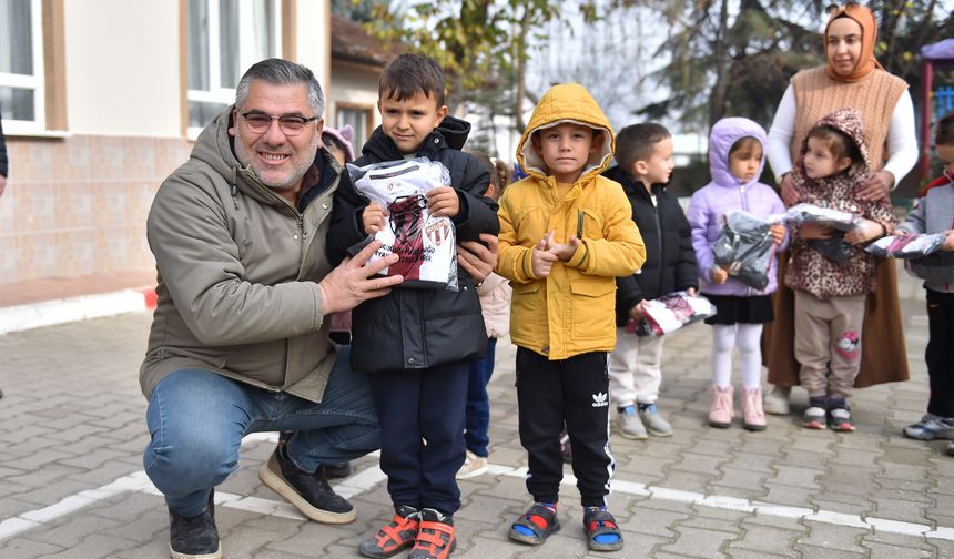 Ezim Ailesinden İnegöl’de 123 Öğrenciye Forma Desteği