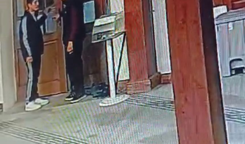 Kadıköy’de camideki yardım kutusunu çalan çocuklar kameraya yakalandı